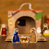 yoamo Spielkrippe Adventskalender für Kinder mit 24 Holzfiguren, hochwertigem Spielkoffer und Weihnachts-Geschichte, 27-teilig (1 Set)