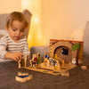 yoamo Spielkrippe Adventskalender für Kinder mit 24 Holzfiguren, hochwertigem Spielkoffer und Weihnachts-Geschichte, 27-teilig (1 Set)
