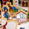 yoamo Wichtelwerkstatt Adventskalender mit Spielkoffer für Kinder mit Holzfiguren in hochwertigem Aufbewahrungs-Koffer, 27-teilig (1 Set)